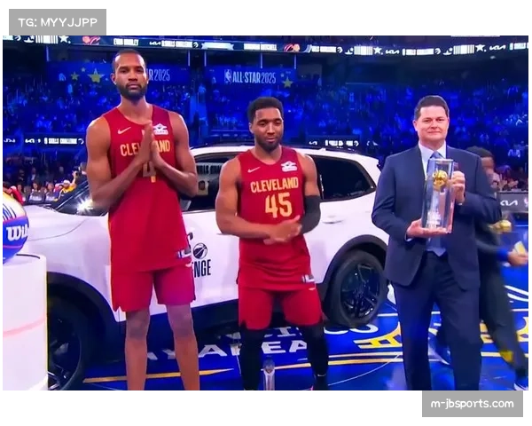 WNBA全明星赛球员身穿“支付合理报酬”T恤，为争取权益发声。